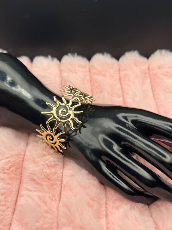 Goudkleurige bangle armband met zonnetjes