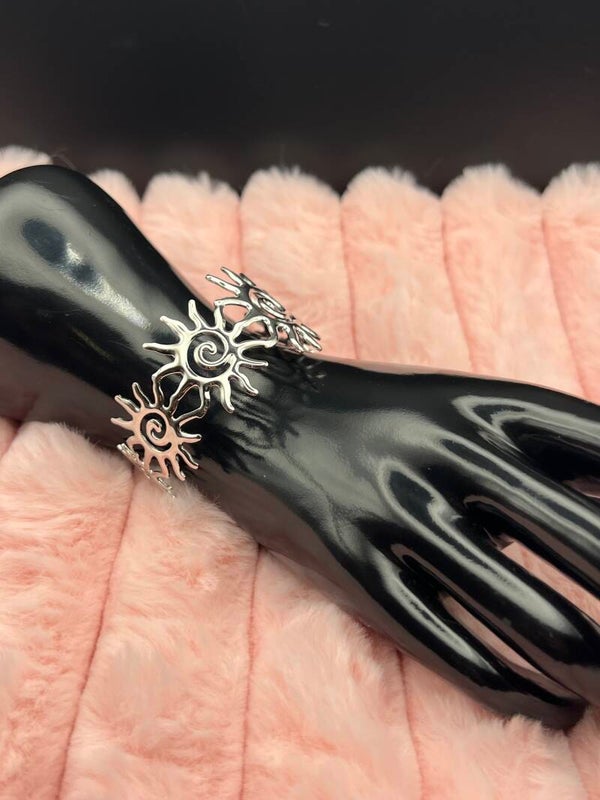 Zilverkleurige bangle armband met zonnetjes