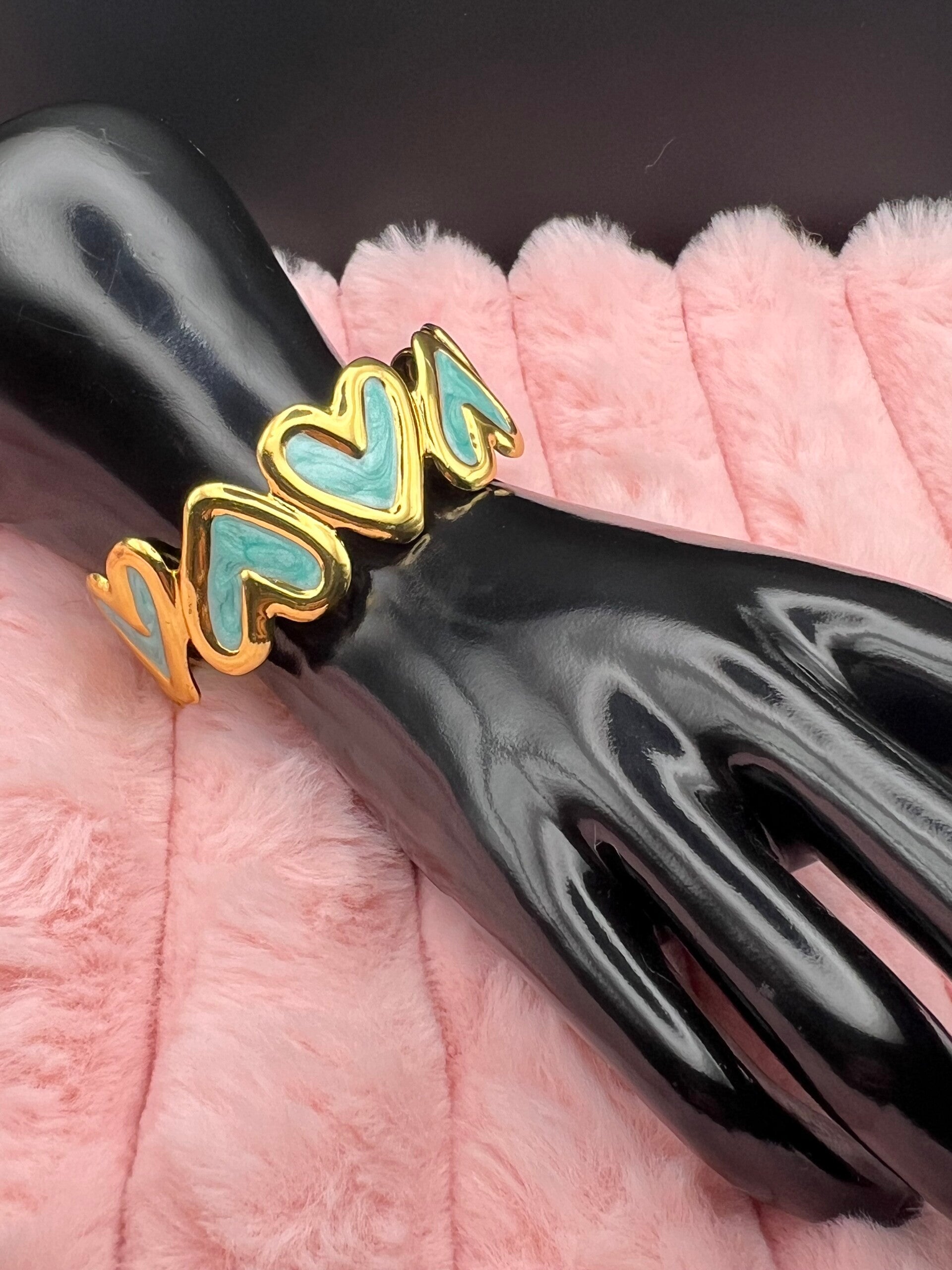 Goudkleurige bangle armband met blauwe hartjes
