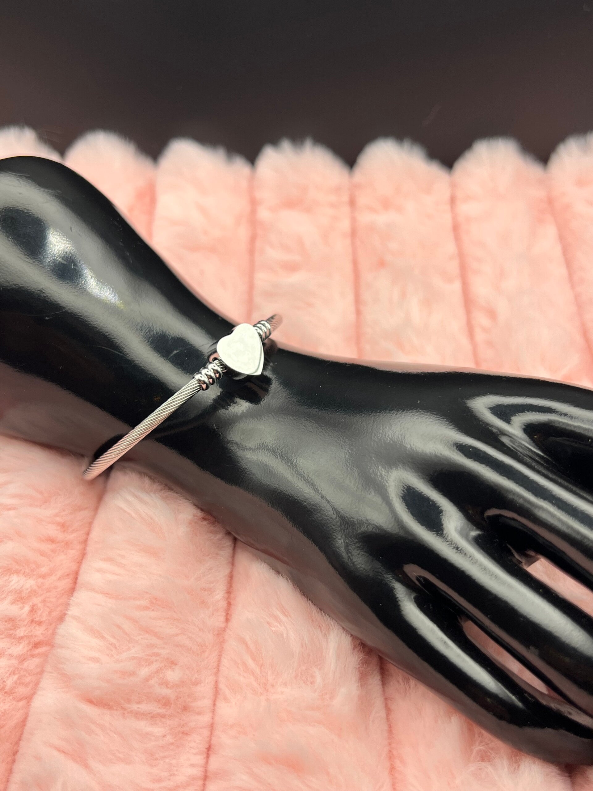 Zilverkleurige bangle armband met hartje