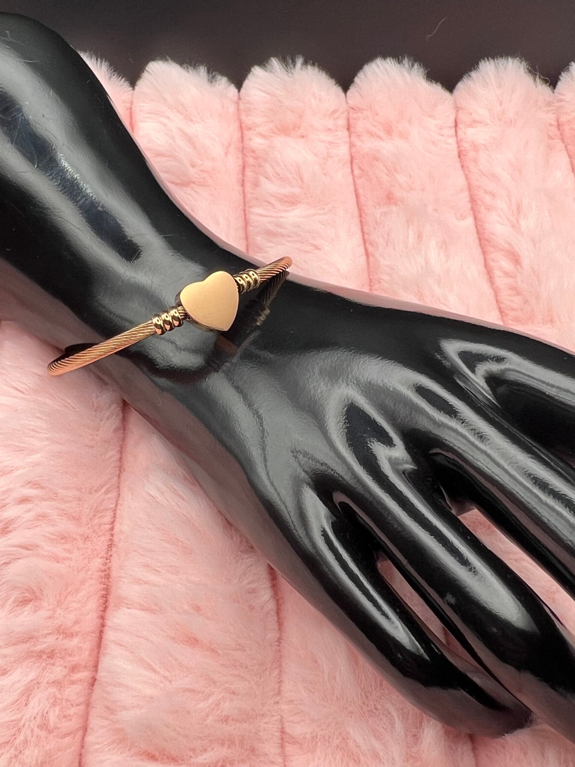 Roségoudkleurige bangle armband met hartje