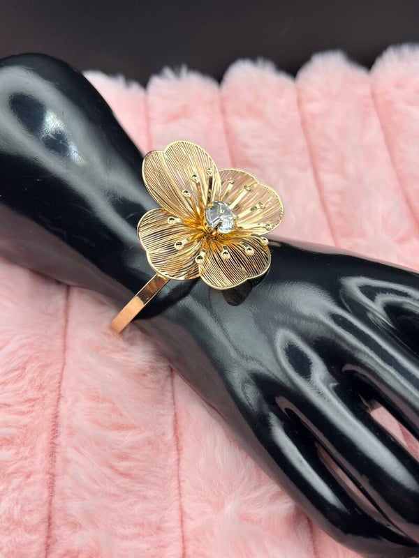 Goudkleurige bangle armband met bloem en strass steen