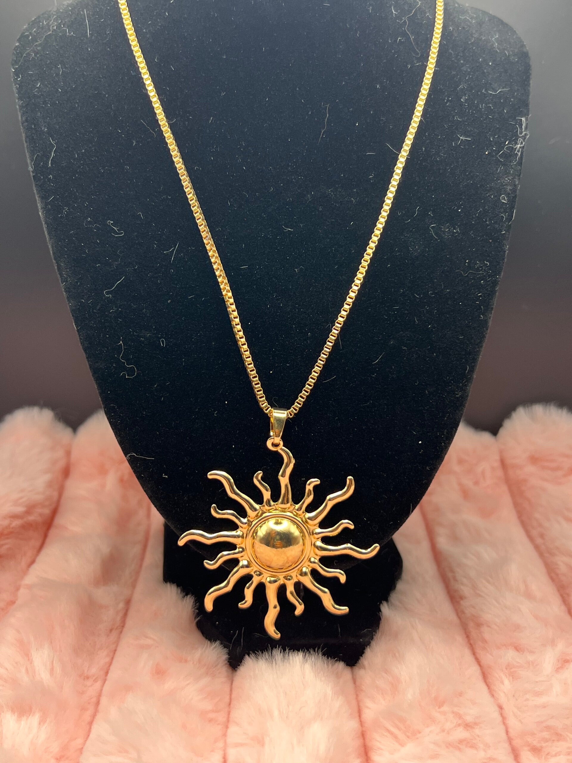 Goudkleurige ketting met sierlijke zon