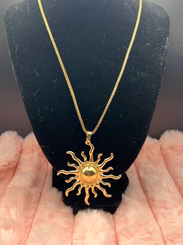 Goudkleurige ketting met sierlijke zon
