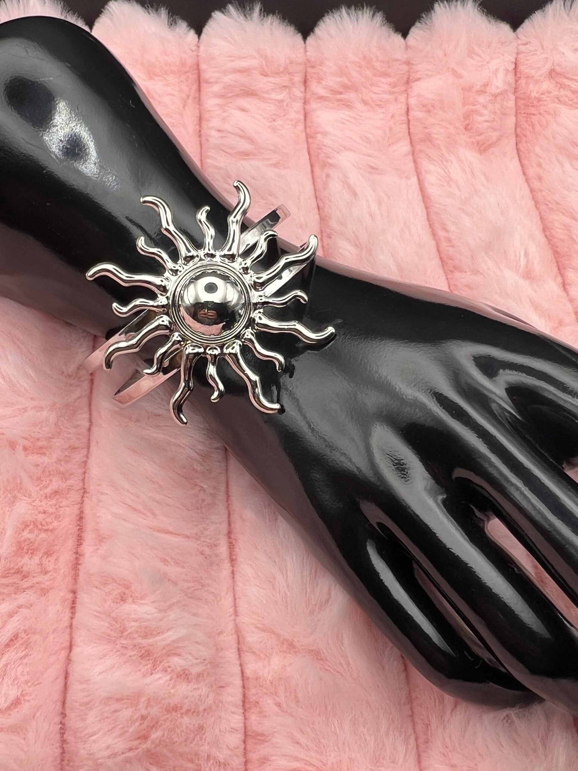 Zilverkleurige bangle armband met zon