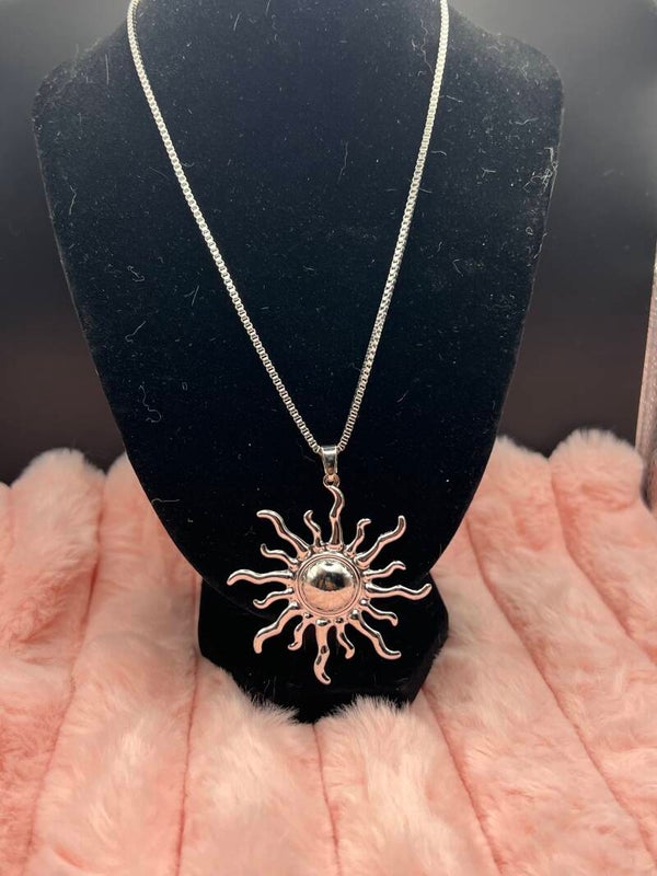 Zilverkleurige ketting met sierlijke zon