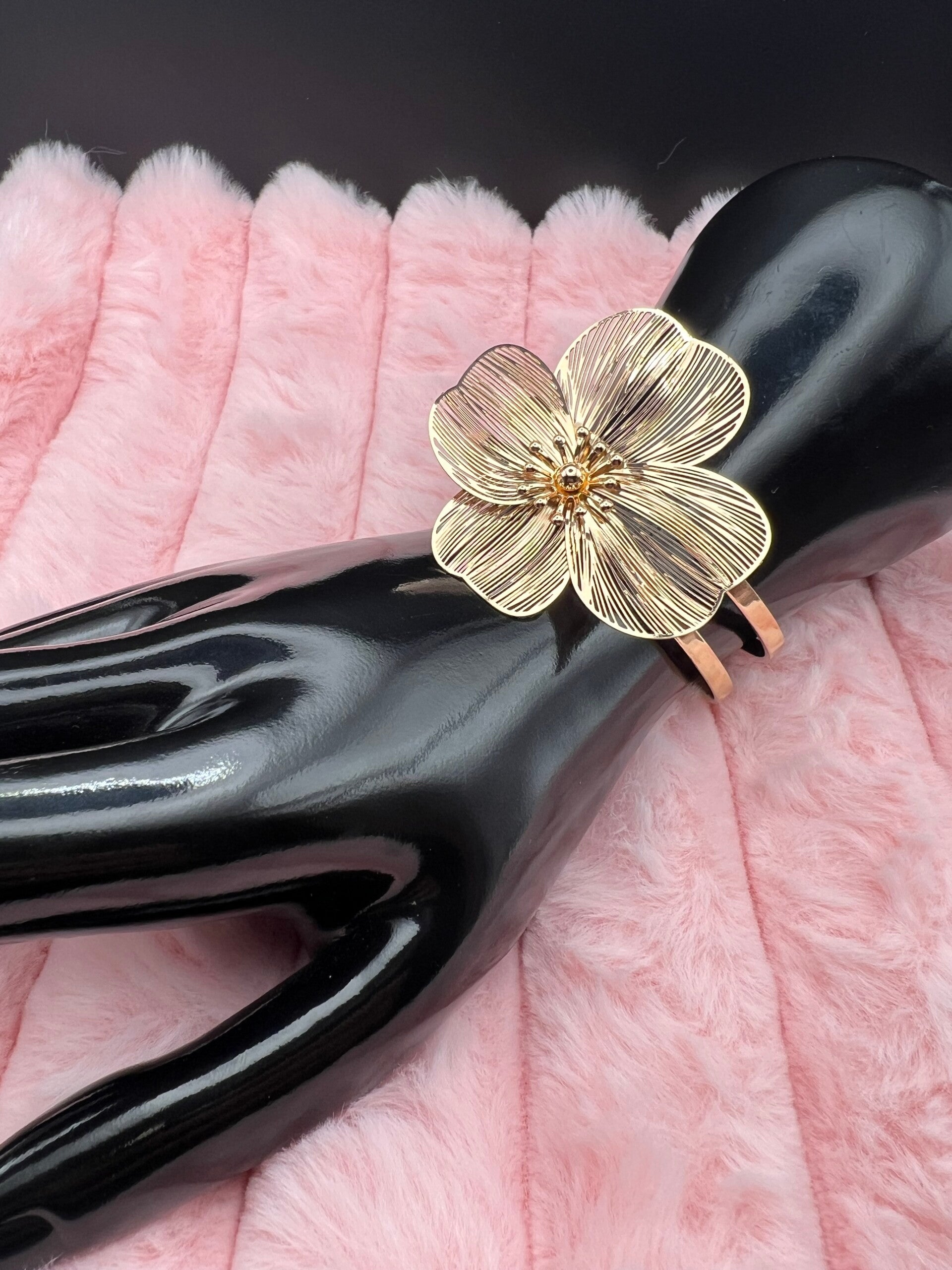 Goudkleurige bangle armband met grote bloem