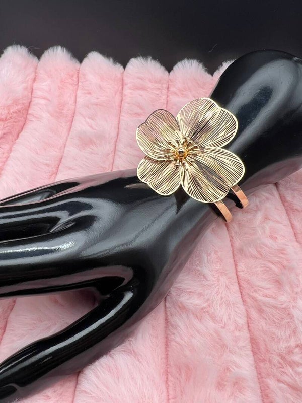 Goudkleurige bangle armband met grote bloem
