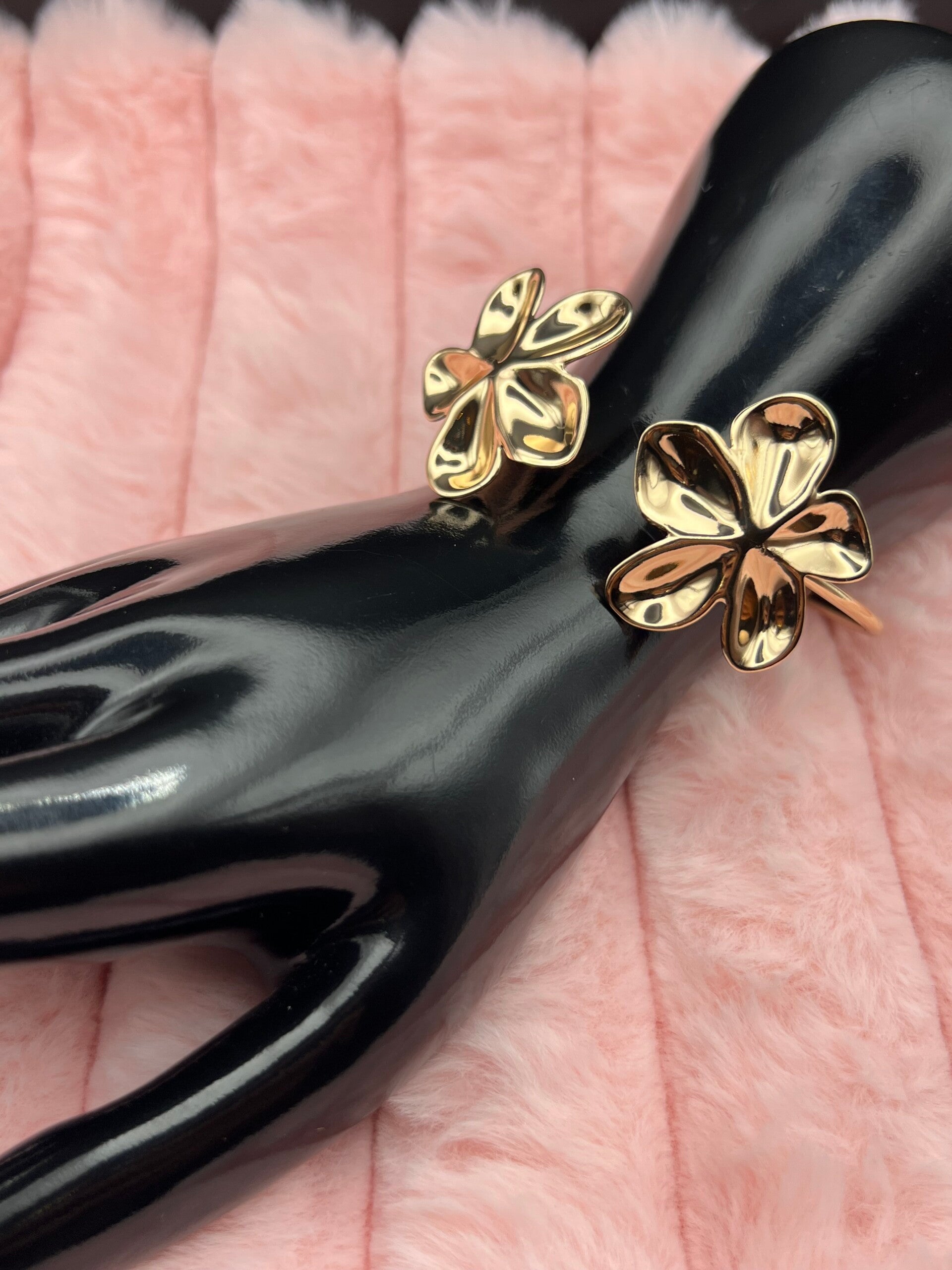 Goudkleurige bangle armband met bloemen