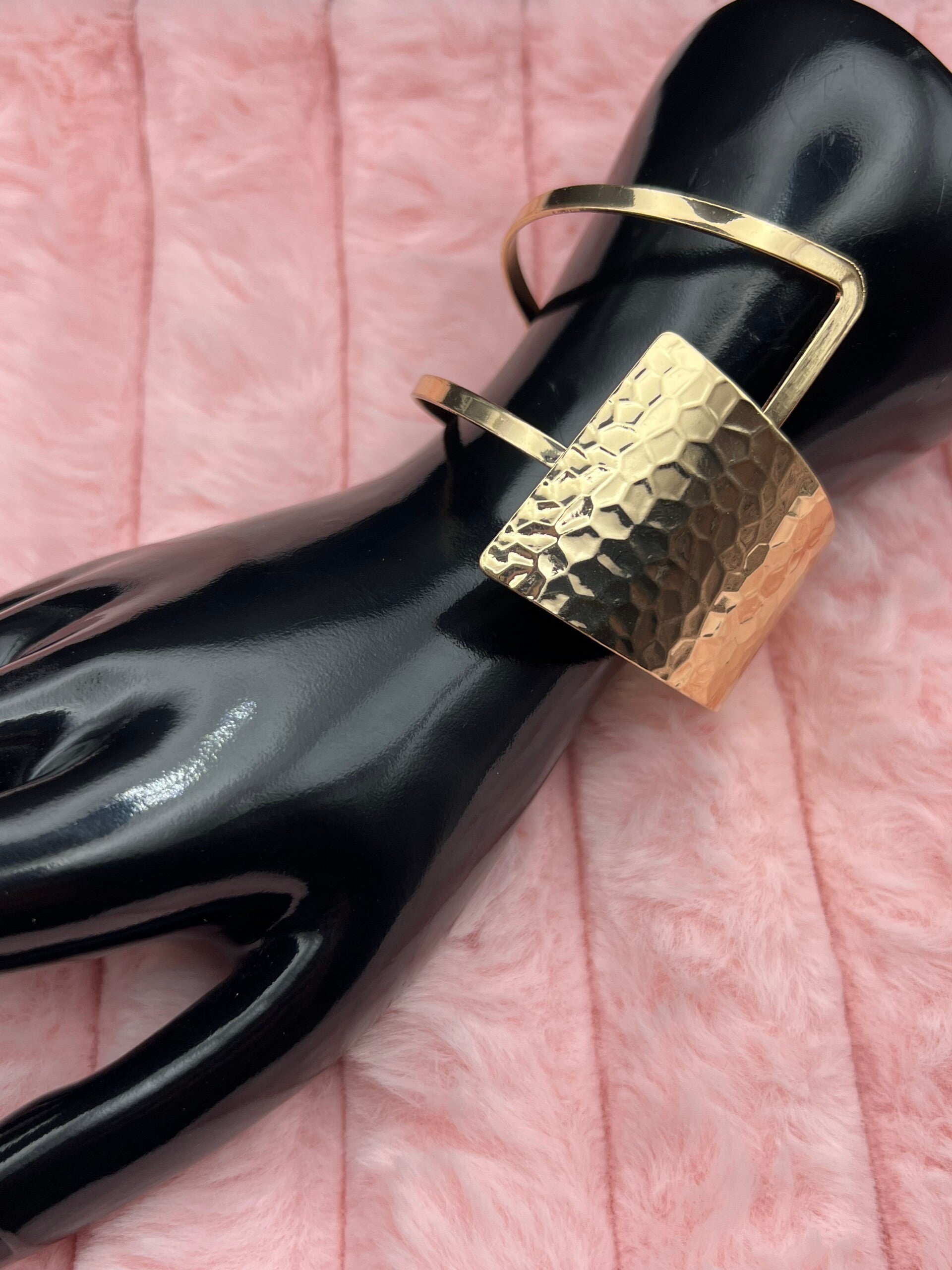 Goudkleurige bangle armband met breed reliëf
