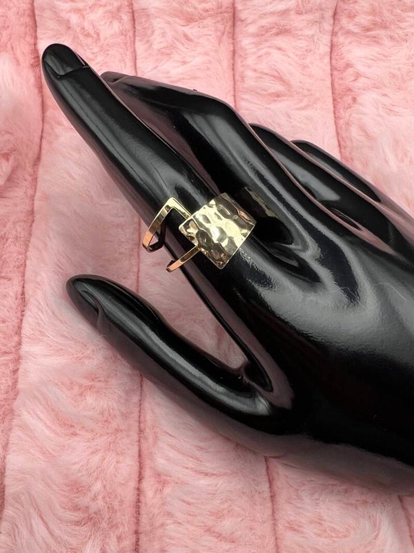 Goudkleurige verstelbare ring met vierkant reliëf
