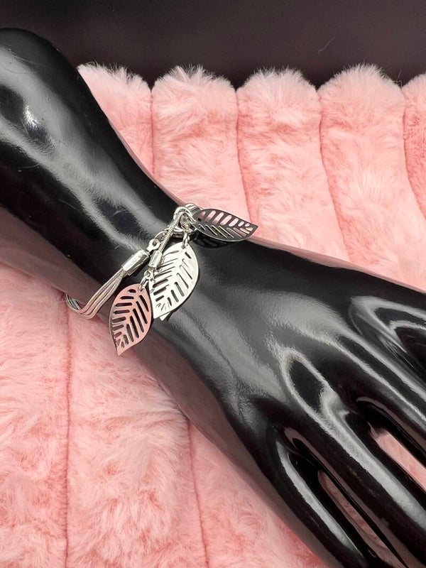 Zilverkleurige armband met blaadjes