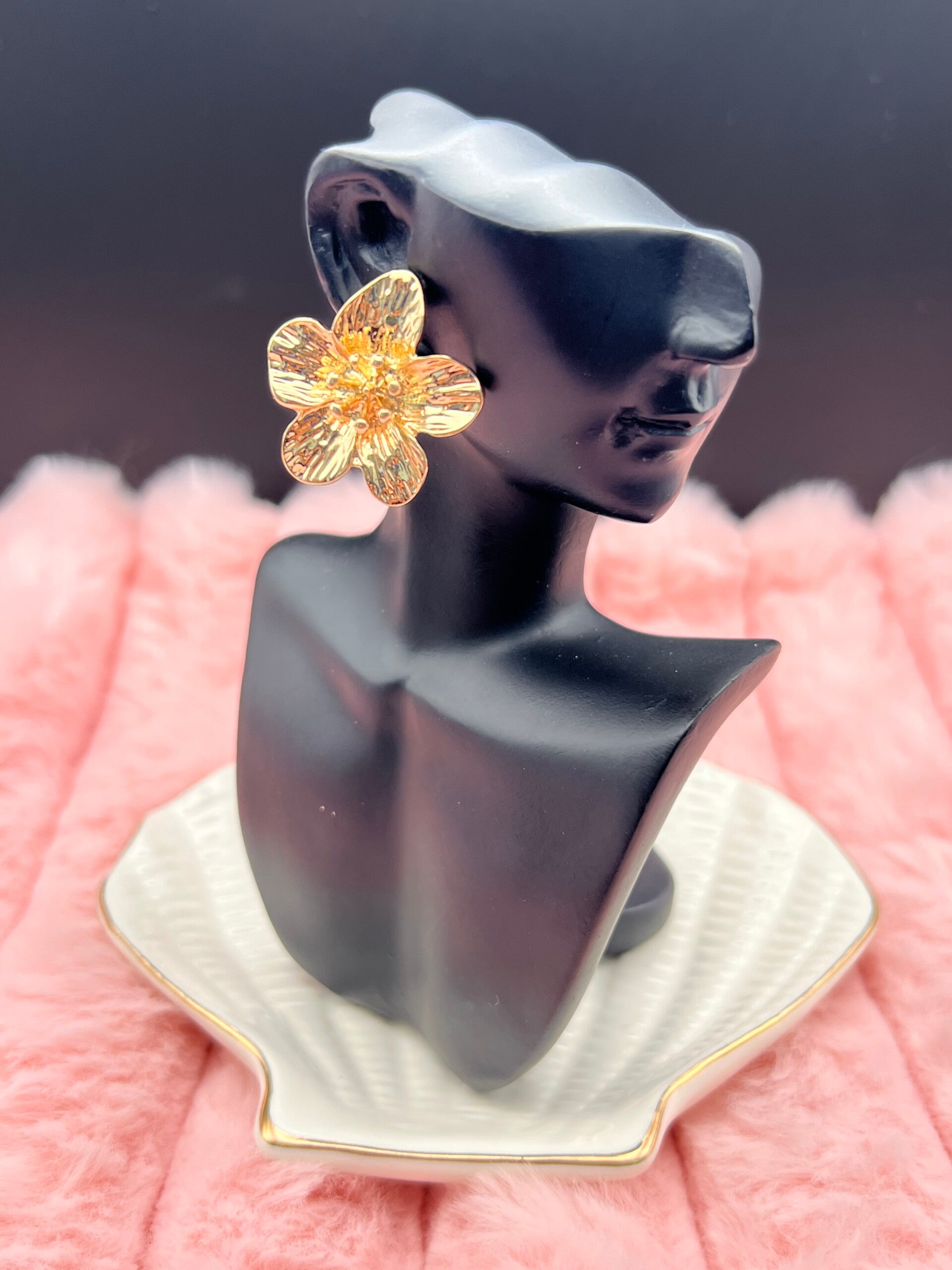 Goudkleurige oorbellen met bloem