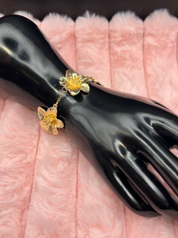 Goudkleurige armband met drie bloemen