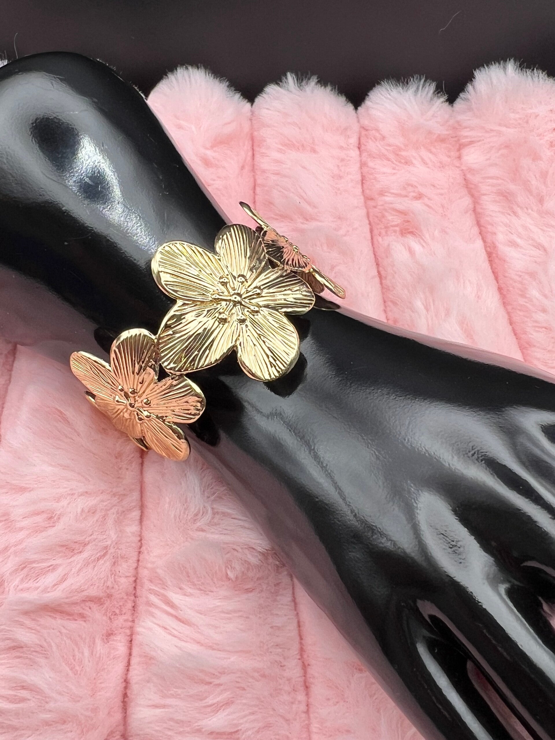 Goudkleurige verstelbare armband met bloemen
