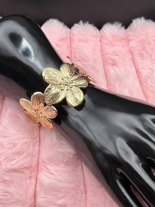 Goudkleurige verstelbare armband met bloemen