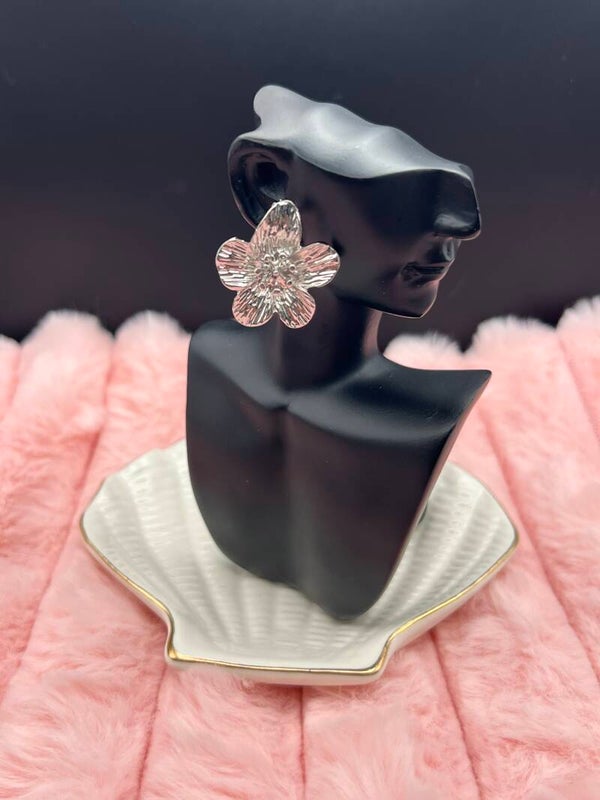 Zilverkleurige oorbellen met bloem