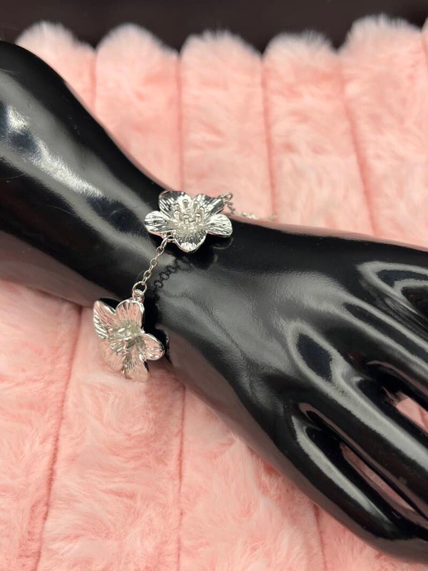 Zilverkleurige armband met drie bloemen