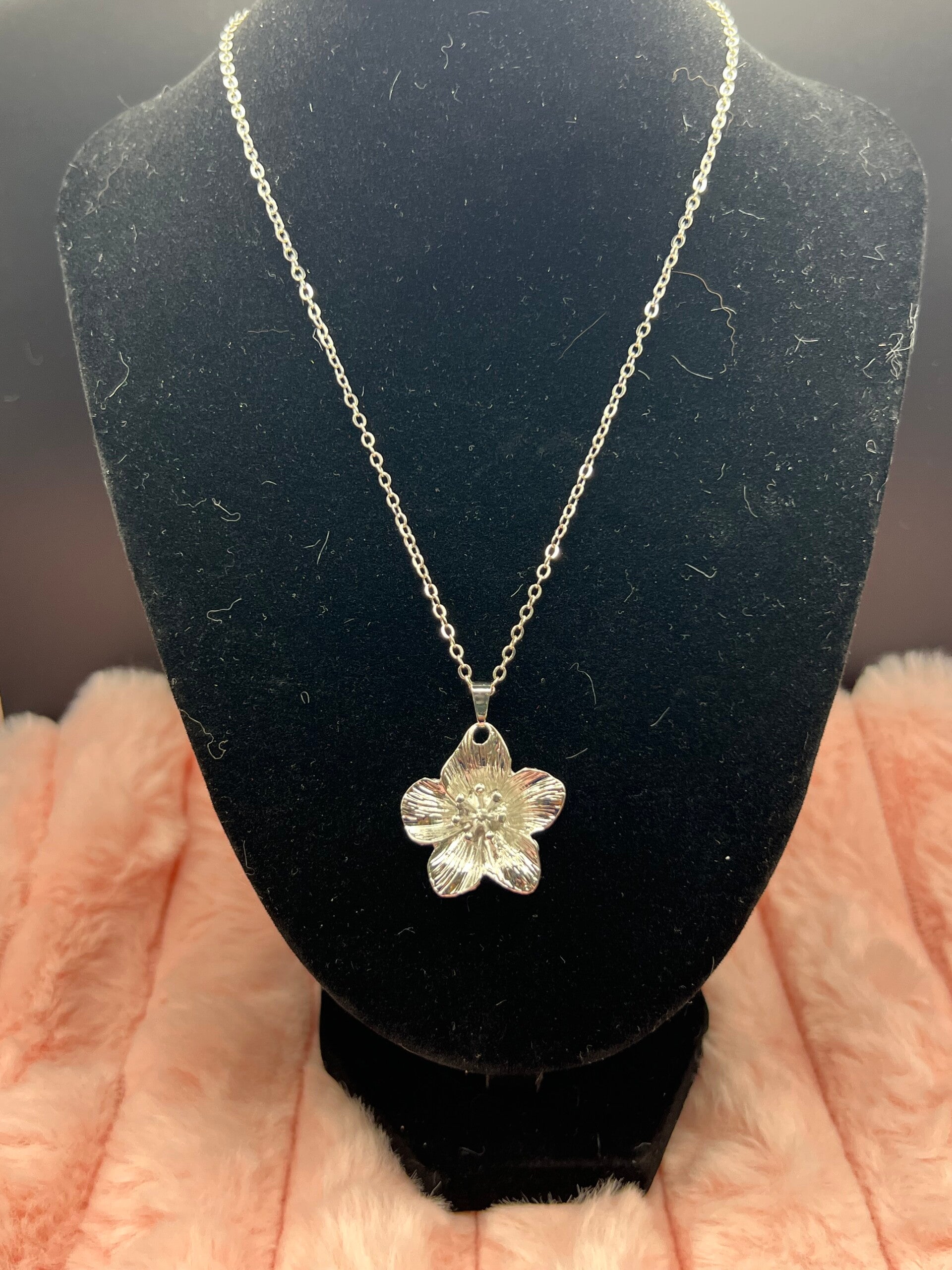 Zilverkleurige ketting met bloem