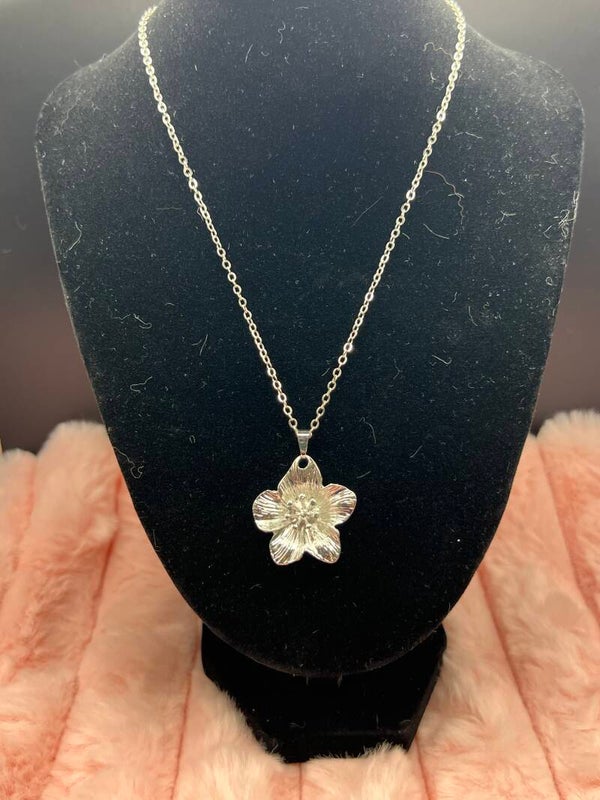 Zilverkleurige ketting met bloem
