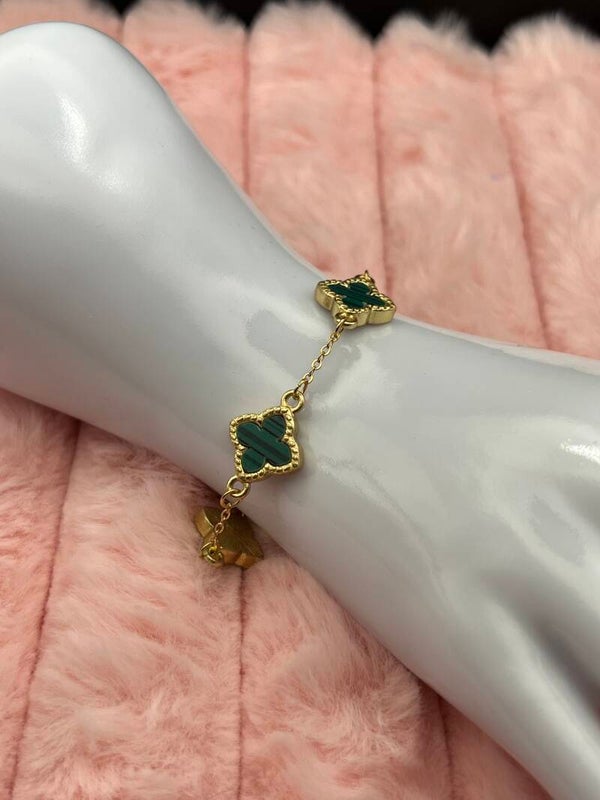 Goudkleurige armband met groene klavertjes