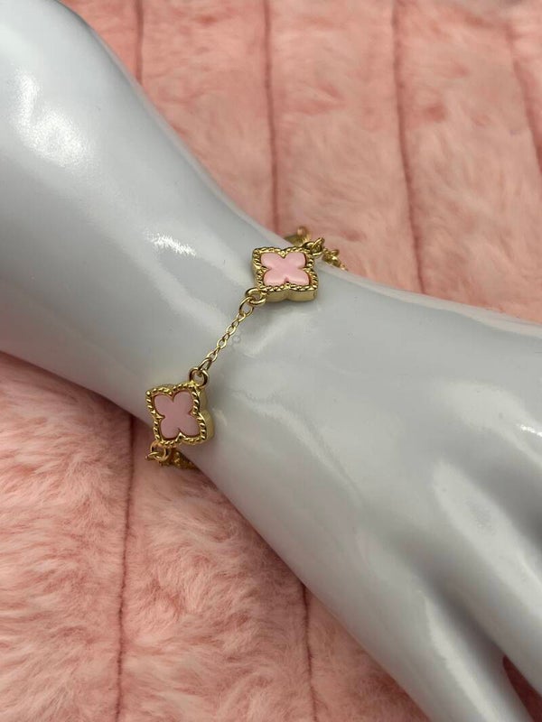 Goudkleurige armband met roze klavertjes
