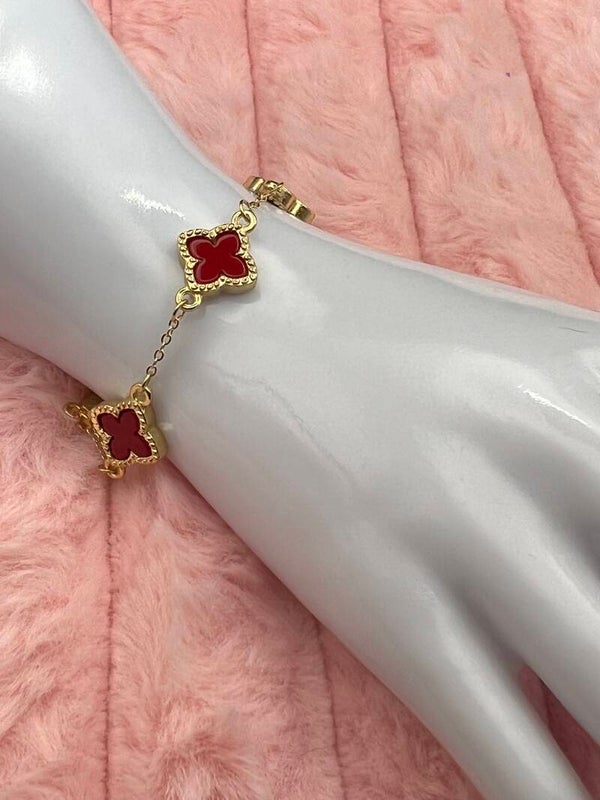 Goudkleurige armband met rode klavertjes