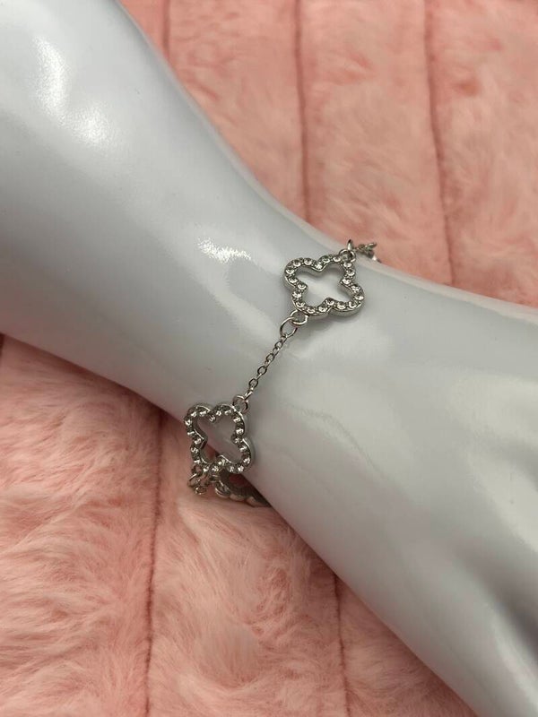 Zilverkleurige armband met bloemklavers en strass steentjes