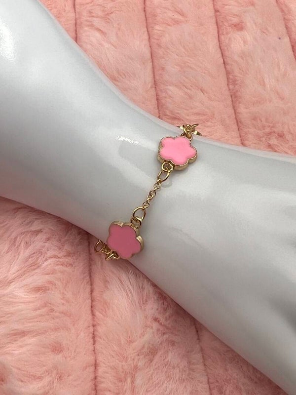 Goudkleurige armband met roze bloemklavers