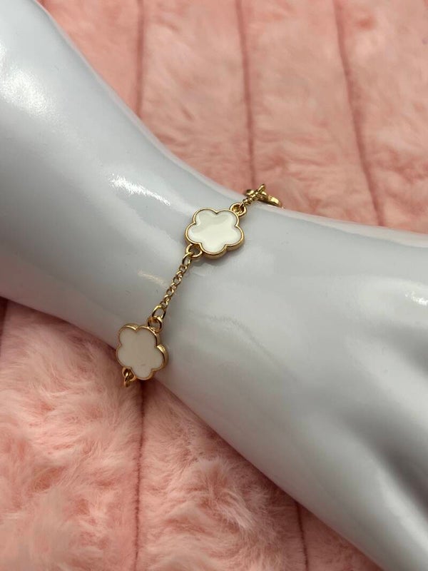 Goudkleurige armband met witte bloemklavers
