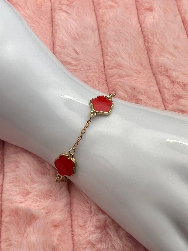 Goudkleurige armband met rode bloemklavers