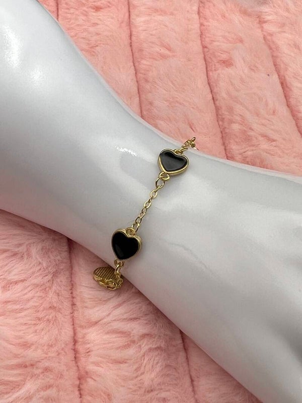 Goudkleurige armband met zwarte hartjes