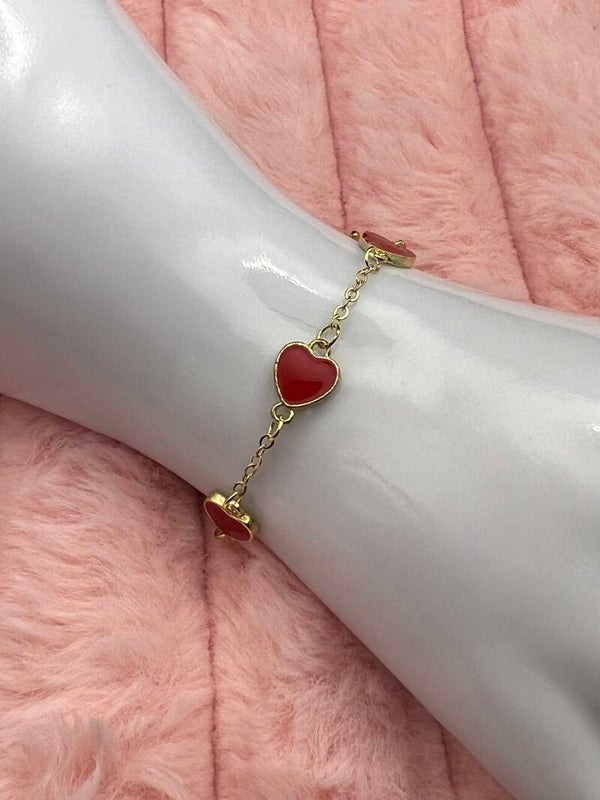 Goudkleurige armband met rode hartjes