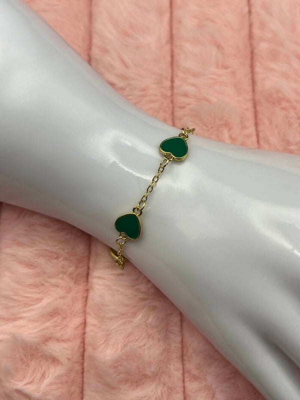 Goudkleurige armband met groene hartjes