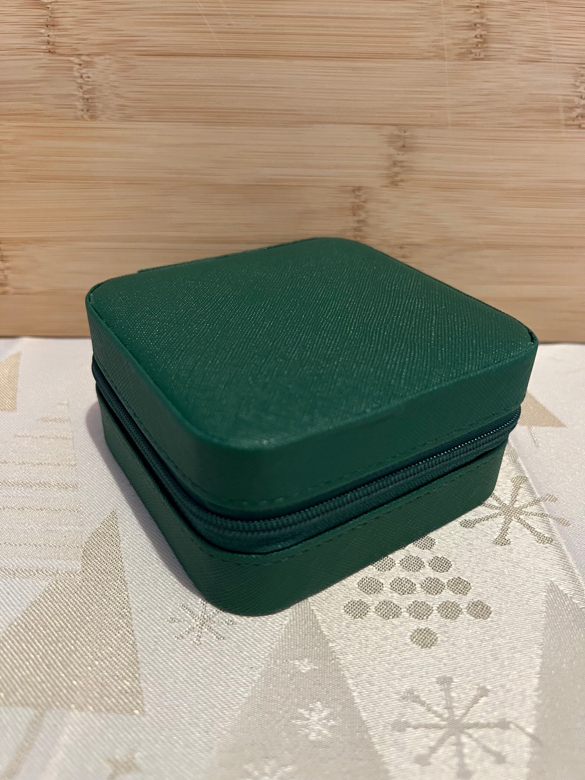 Donkergroen sieradendoosje met vakverdeling – 10 x 10 cm