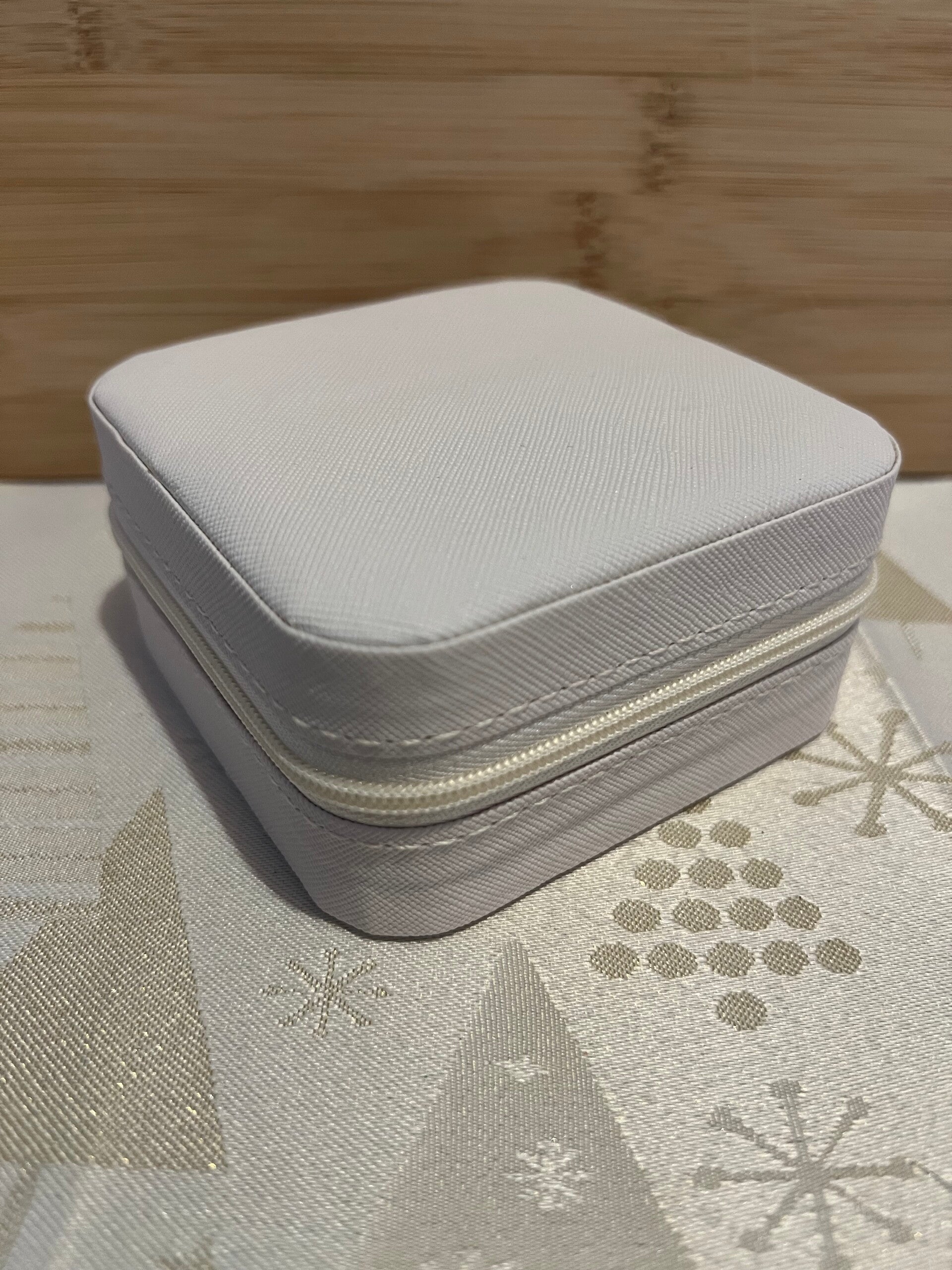Wit sieradendoosje met vakverdeling – 10 x 10 cm