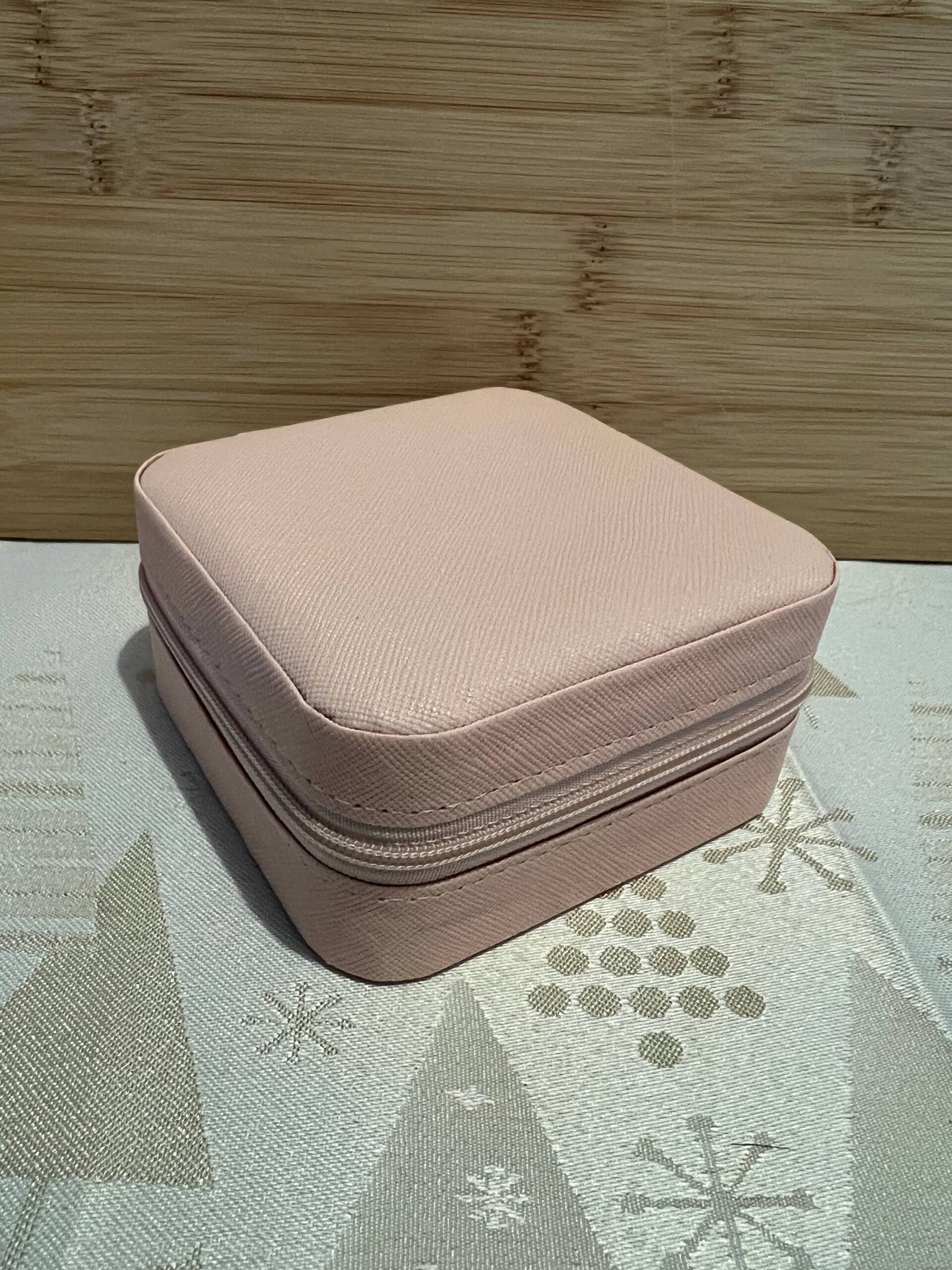 Lichtroze sieradendoosje met vakverdeling – 10 x 10 cm