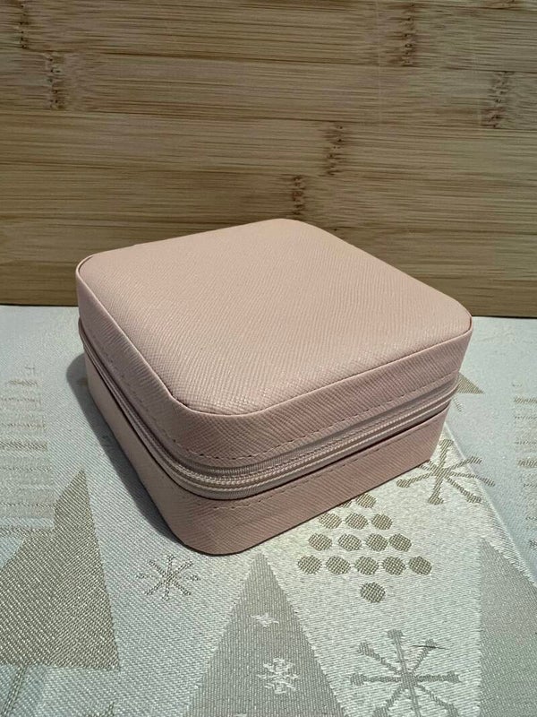 Lichtroze sieradendoosje met vakverdeling – 10 x 10 cm