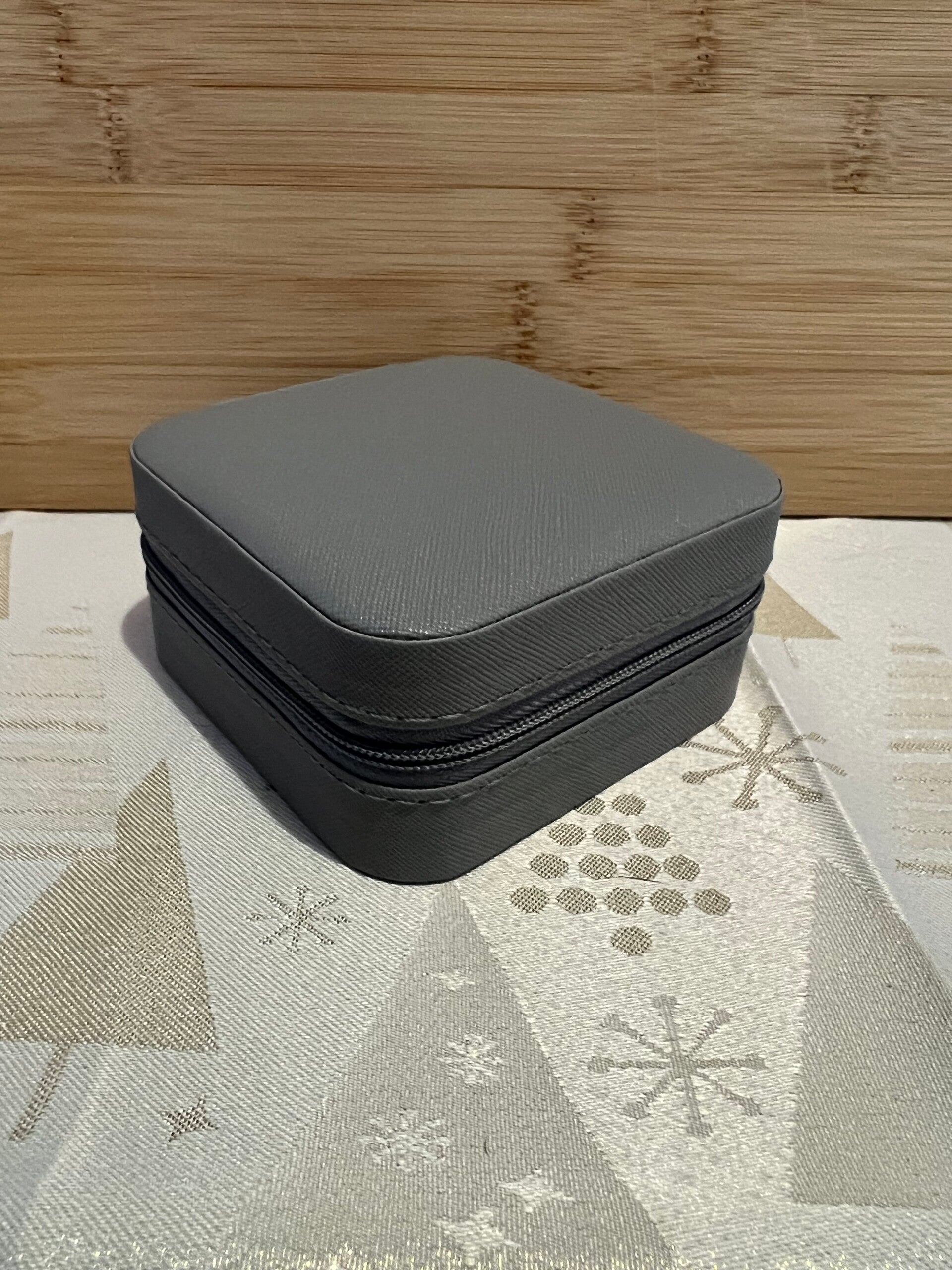 Grijs sieradendoosje met vakverdeling – 10 x 10 cm