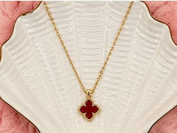 Goudkleurige ketting met rood klavertje
