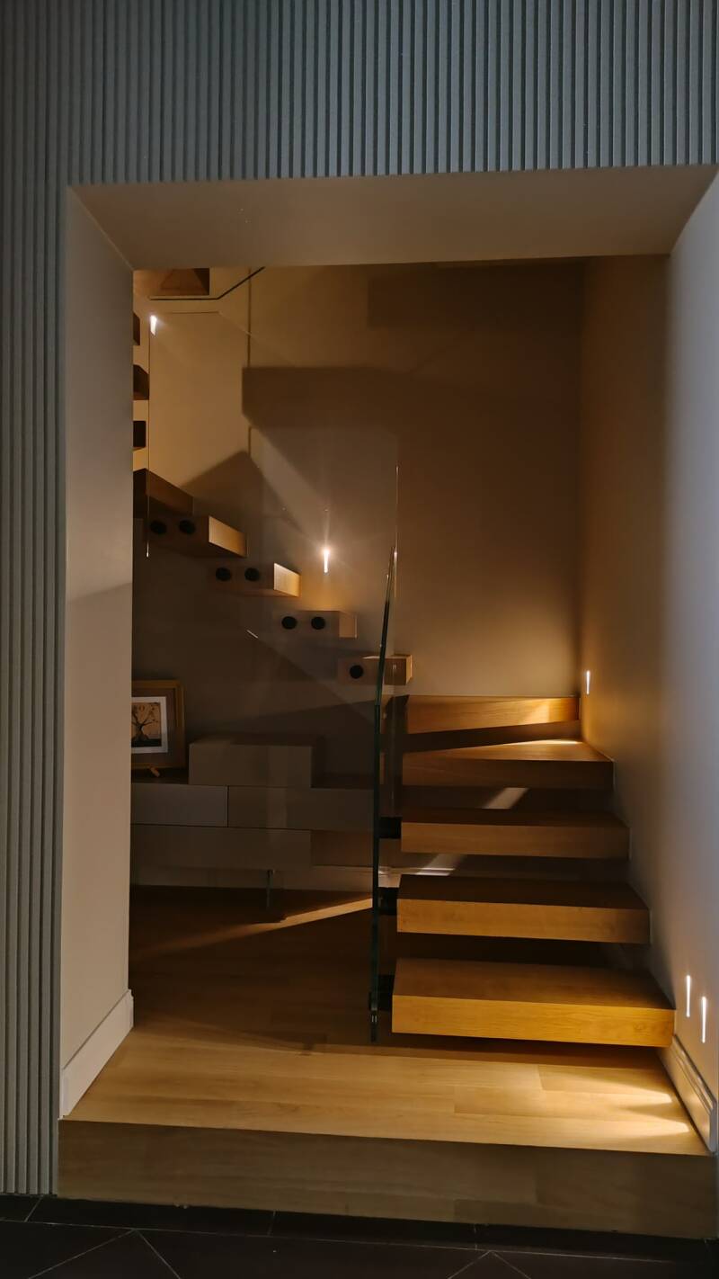 scala a sbalzo di collegamento zona giorno e zona notte 