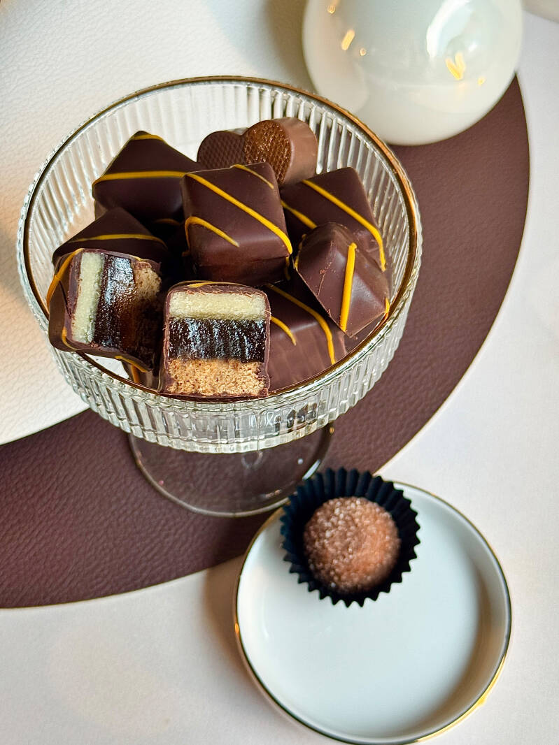 Honigkuchen aus Westerkappeln mit verschiedenen Dekoren, daneben Honig