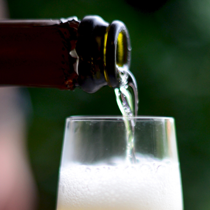 Sektgläser auf einem Tablett drapiert mit einer Flasche Leysieffer-Sekt daneben