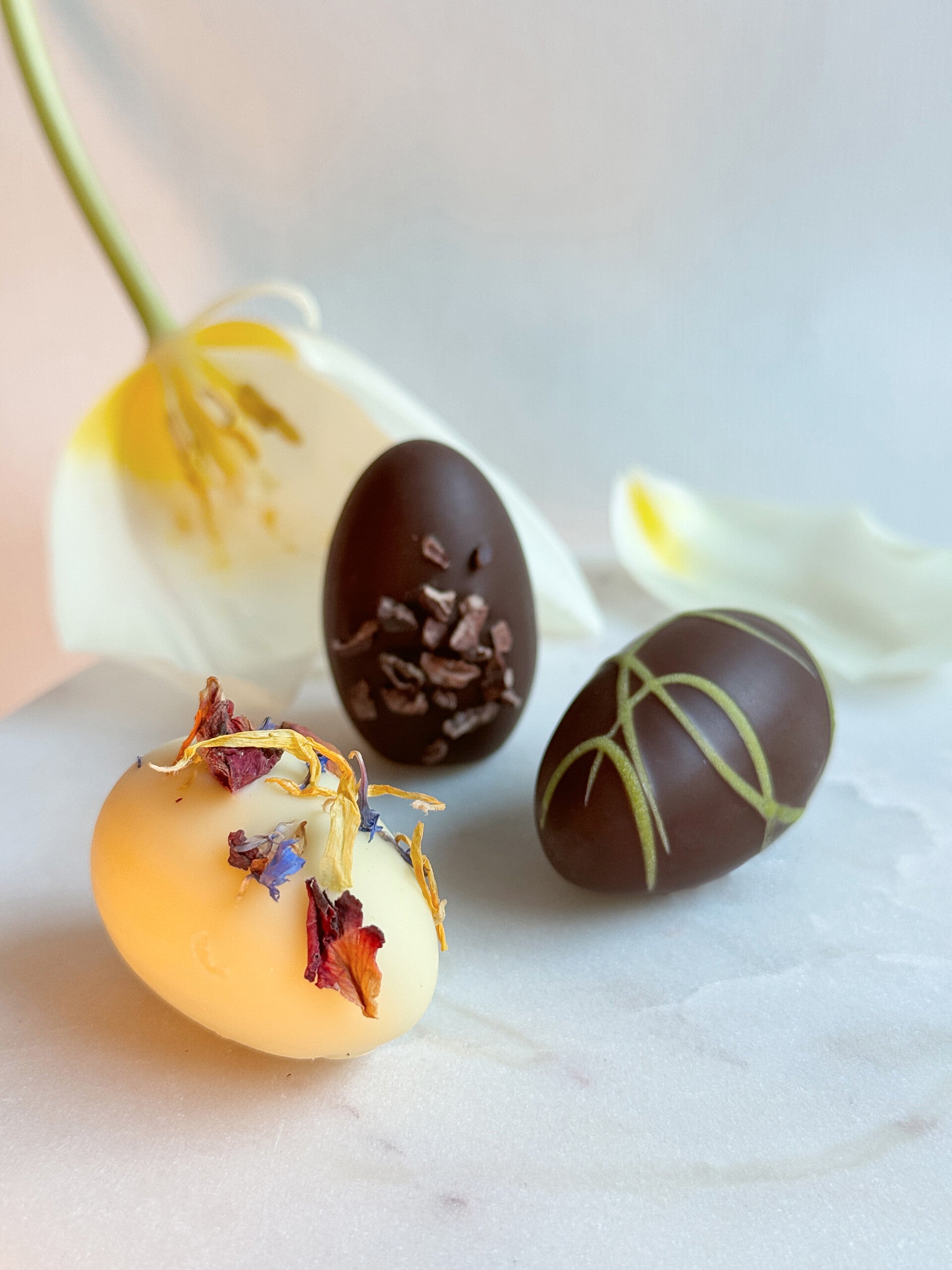 weihnachtliches Streumuster auf petrolfarbenem Hintergrund mit Schriftzug Himmlische Weihnachten