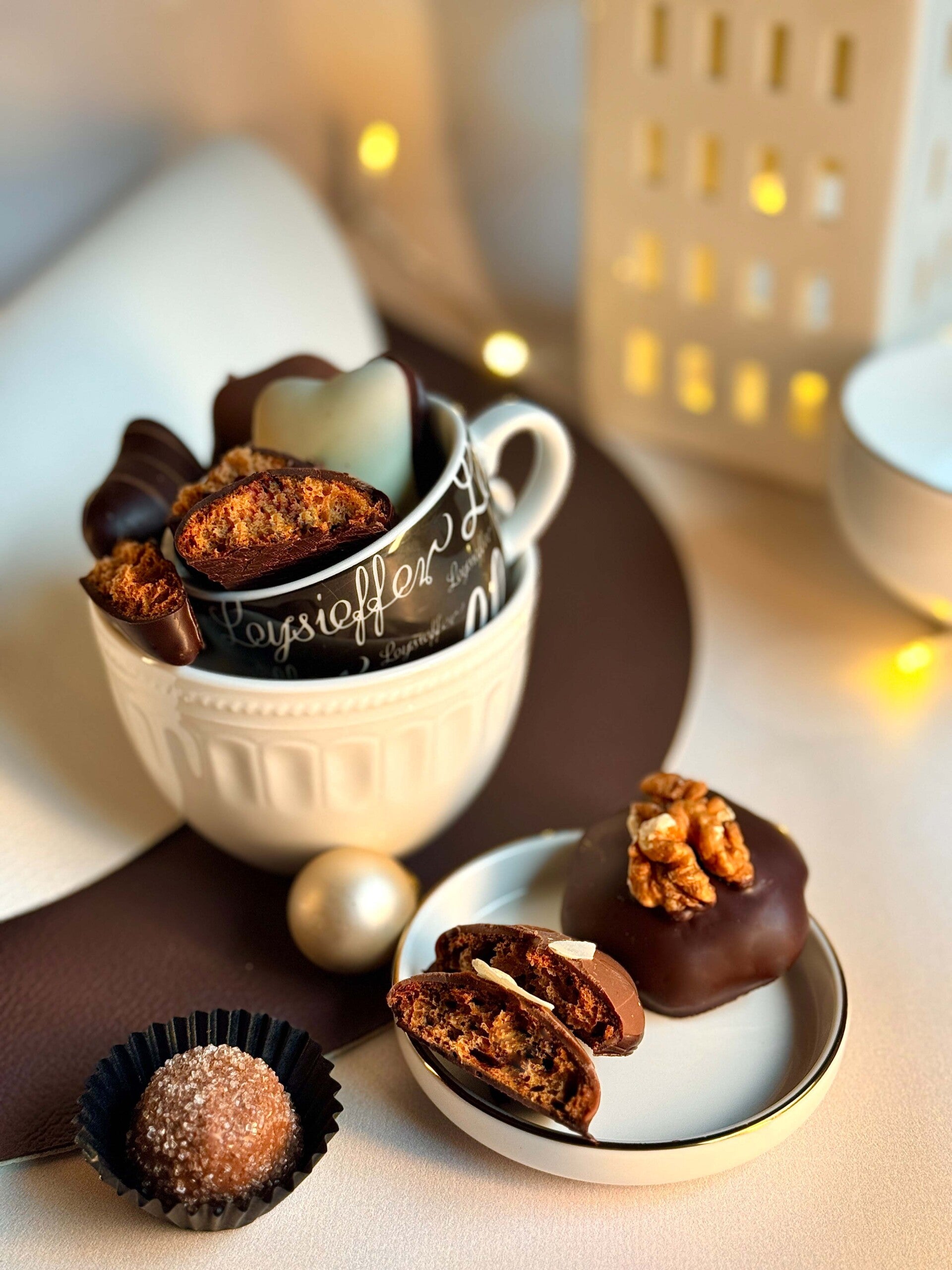 Honigkuchen aus Westerkappeln mit verschiedenen Dekoren, daneben Honig