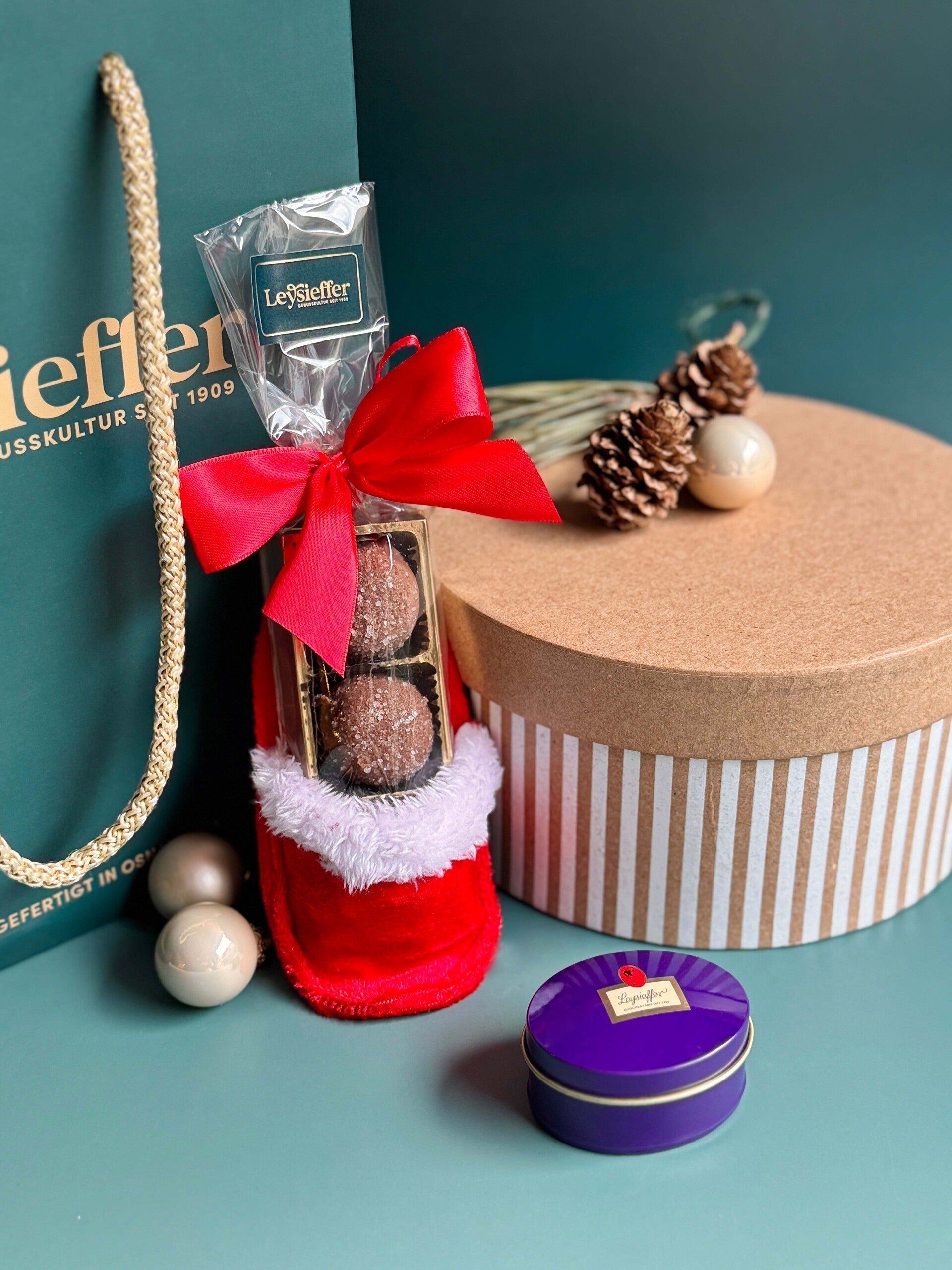 Picknickdecke mit einem Korb, und verschiedenen Pralinenschachteln mit besonderen Designs der Confisrie Leysieffer