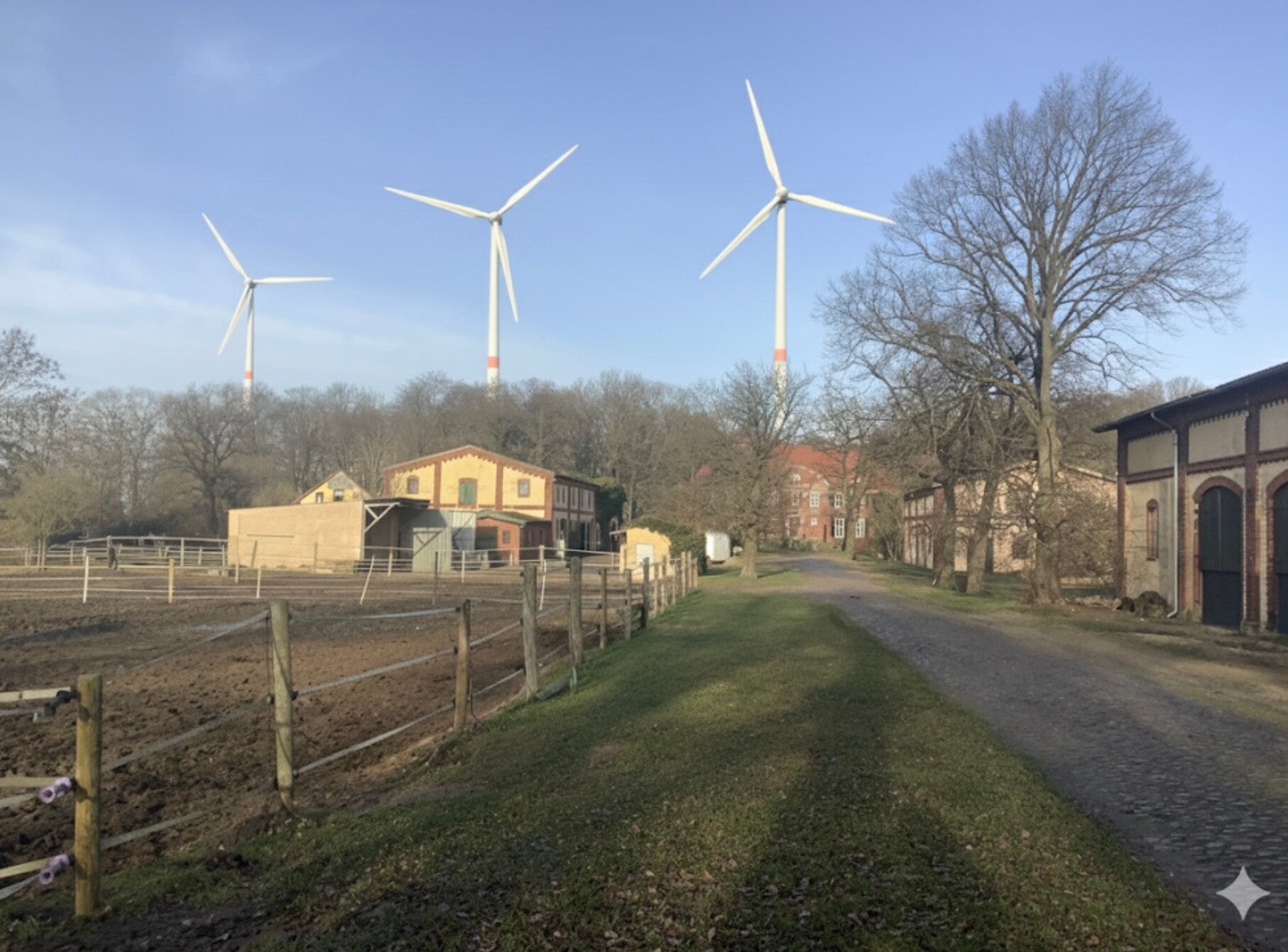 Windkraftanlage direkt am Haus