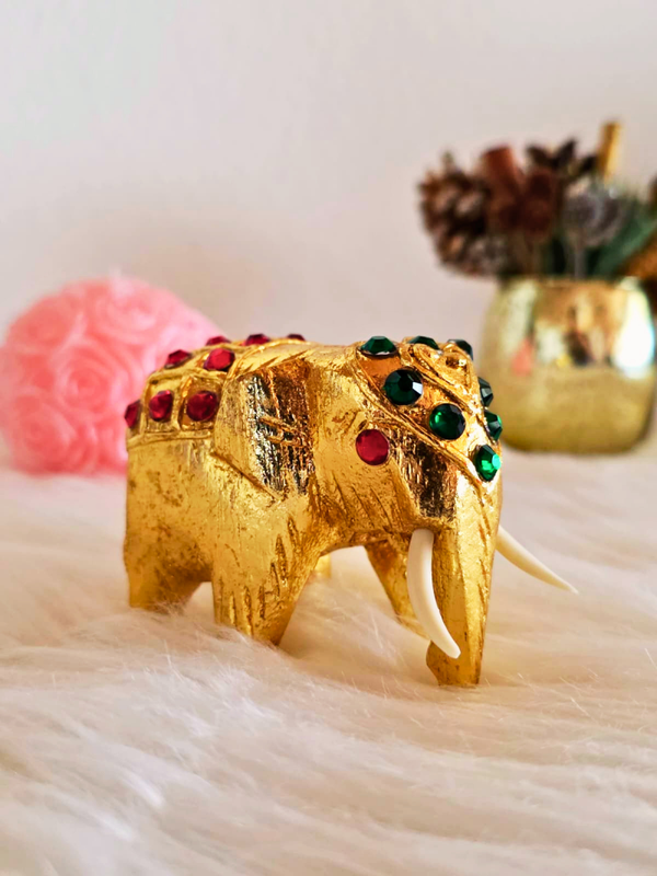 Goldener Elefant mit Schmucksteinen