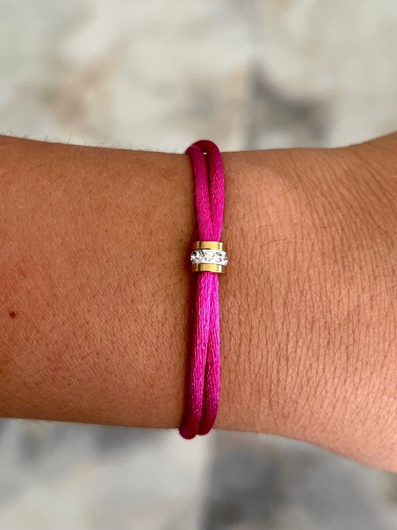 Satijnkoord armband barbie roze met steentjes