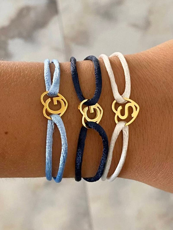 Initial satijnkoord armbandje met stainless steel bedel
